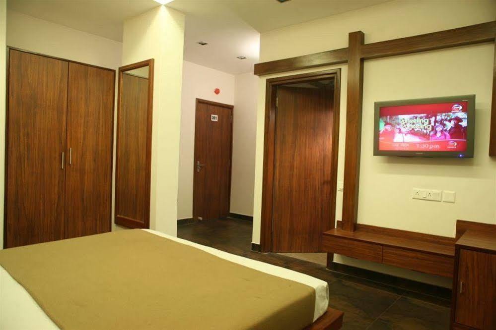 Hotel Trimoorti Kalkutta Kültér fotó