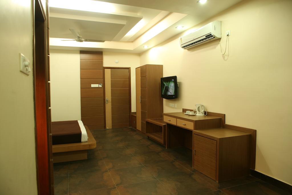Hotel Trimoorti Kalkutta Szoba fotó